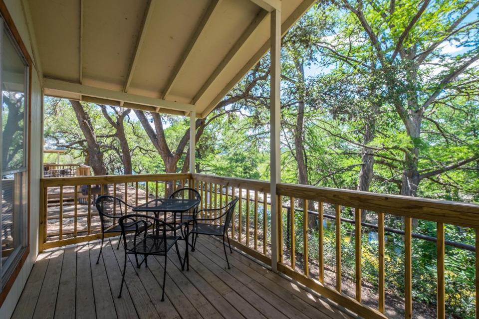 River Bluff Cabins Rio Frio Room photo
